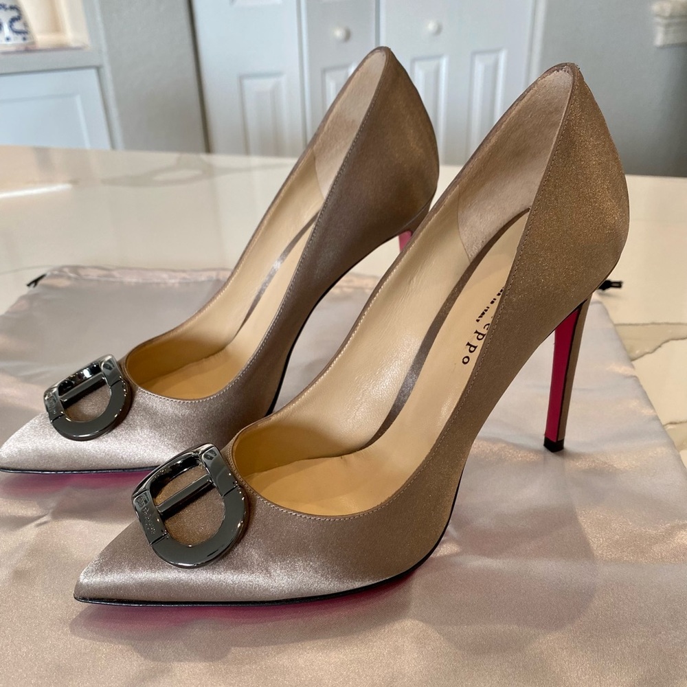 Dee Ocleepo satin taupe heels!